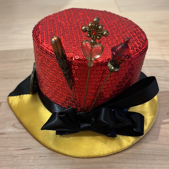 Disney Queen of Hearts Fascinator Hat - Picture 2 of 3